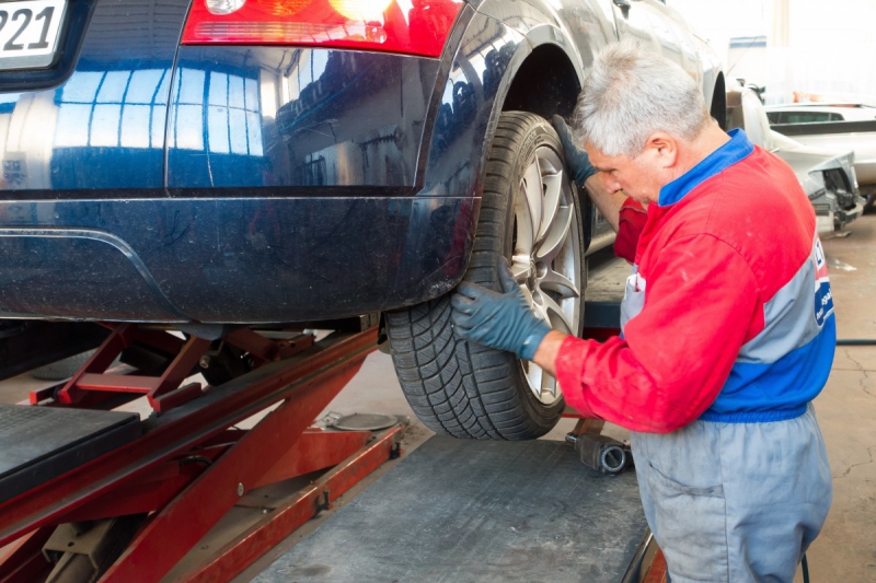vitrine-NICE-min_auto_repair_repair_lift_auto_mechanic_work_clothes_master_professional_man_of_the_fold-685629