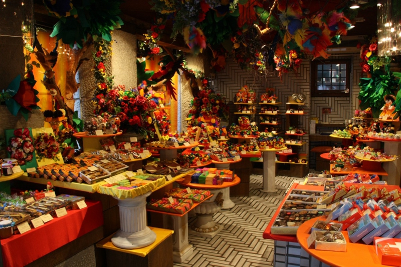 vitrine-NICE-min_candy_store_chocolate_shop_chocolate_switzerland-393515