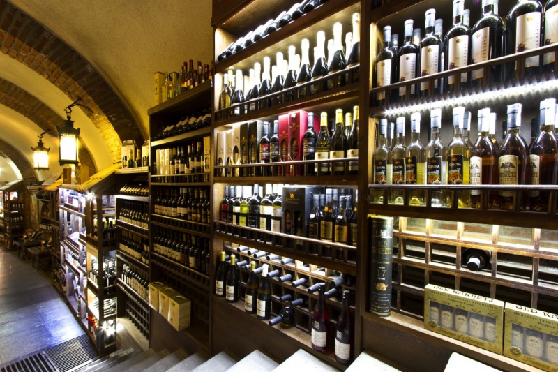 vitrine-NICE-min_world_street_travel_shop_canon_georgia_wine_bottles-429767
